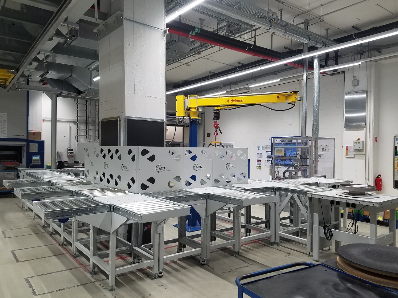 individuelles rollbahnsystem, aufgebaut in werkshalle beim kunden